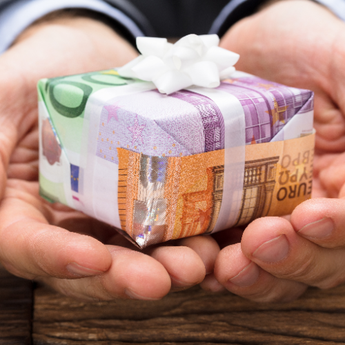 Geld-schenken-10Prozent-AdobeStock_169077166.jpeg